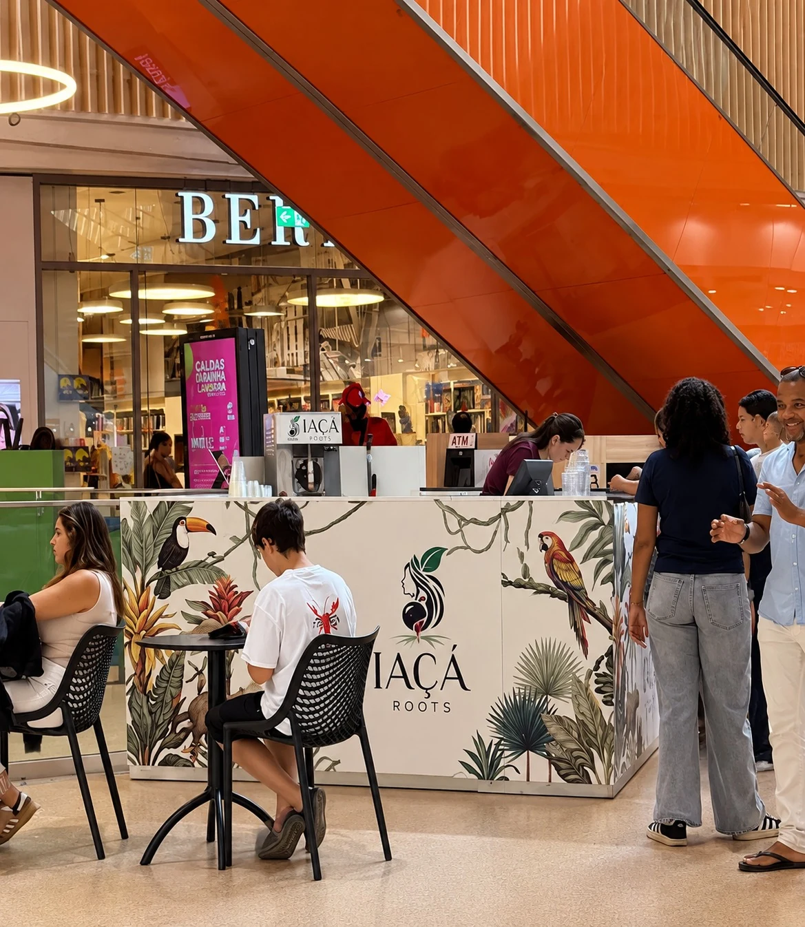Quiosque IAÇÁ Roots com clientes