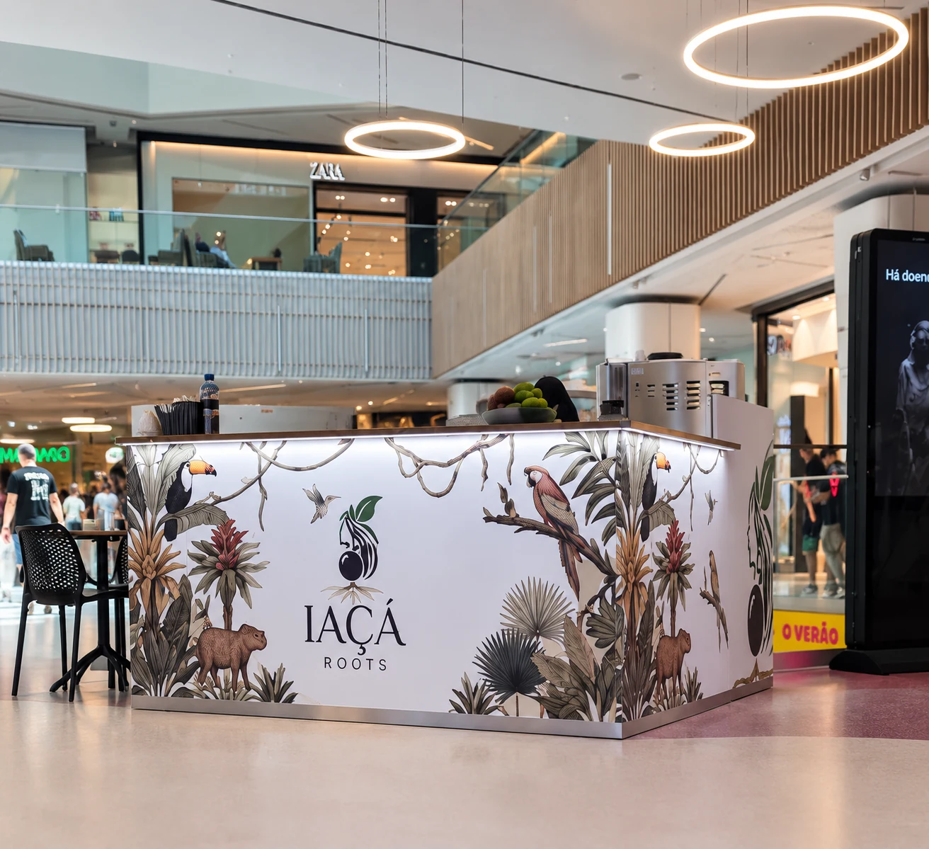 Quiosque IAÇÁ Roots num centro comercial